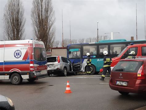 Pruszcz Gda Ski Wypadek Dwa Samochody Wbi Y Si W Autobus Droga