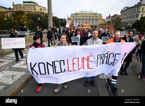 Praga República Checa 17º De Octubre De 2023 Cientos De Estudiantes