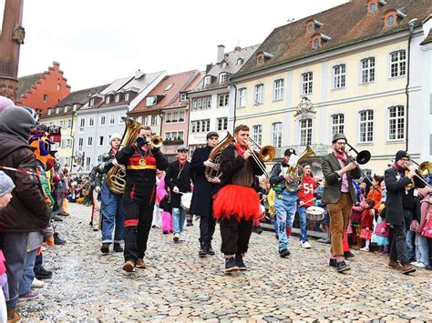 Fotos Tausende Narren Ziehen Am Rosenmontag Durch Freiburg Fasnacht