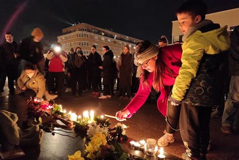 Foto I Video Novi Sad Tuguje Stotine Gra Ana Na Trgu Slobode Vesti