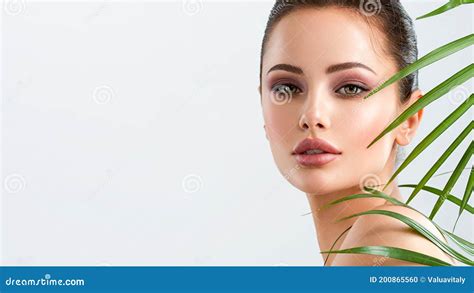 Jeune Femme Superbe Avec La Peau Saine Du Visage Et Des Palmiers