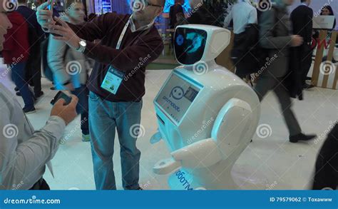 L Instigateur De Robot Salue Des Visiteurs Au Forum D Innovations