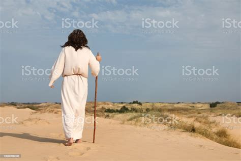 Yesus Kristus Berjalan Dengan Tongkat Di Padang Pasir Pandangan Belakang Ruang Untuk Teks Foto