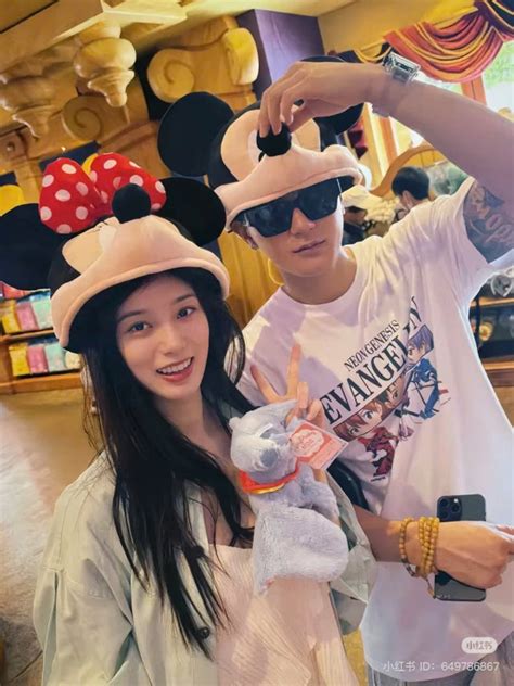 Clip HOT Chủ tịch showbiz đưa nàng thơ gen Z đi du lịch bằng máy bay riêng