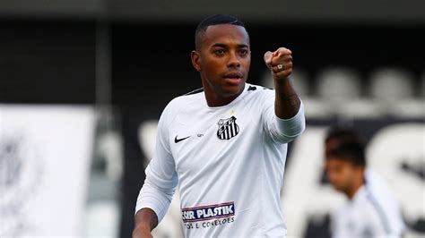 Robinho acena positivamente para possível retorno e aposentadoria no Santos