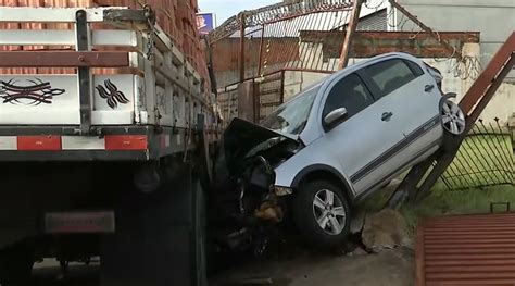 Oito veículos se envolvem em engavetamento em avenida de Londrina