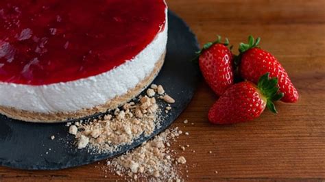 Disfruta De Un Cheesecake Con Mermelada De Fresa Te Decimos Cómo Prepararlo Gastrolab