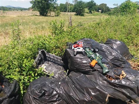 Continua Labbandono Selvaggio Di Rifiuti Nelle Campagne Di Valmontone