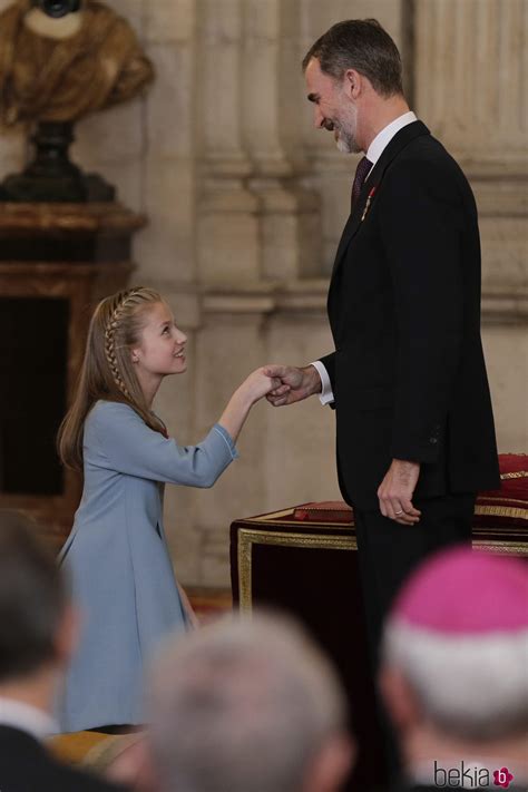 La Princesa Leonor Hace La Reverencia Al Rey Felipe En La Entrega Del Toisón De Oro Ceremonia