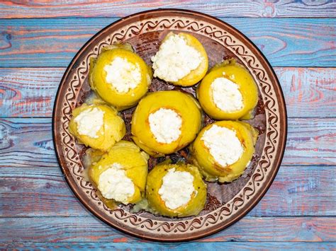 Manzanas al horno rellenas de requesón en un plato Foto Premium