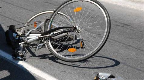 Grave Giovanissimo Ciclista Investito Da Unauto Mentre Va A Scuola In