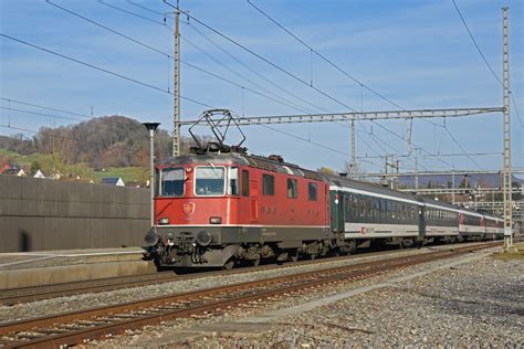 Re 4 4 II 11155 durchfährt den Bahnhof Gelterkinden Bahnbilder de