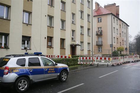 Dziura na 40 metrów przed blokiem w Siemianowicach Śląskich Ewakuowano