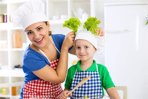 La Madre Hermosa Con El Hijo Adorable Feliz Prepara La Comida Para La