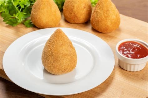 Coxinha de pollo brasileña con bocadillo tradicional brasileño catupiry