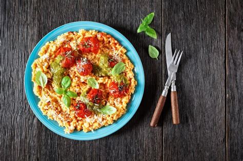 Risotto Cremoso De Tomate Con Tomates Cherry Y Salsa Pesto En Un Plato