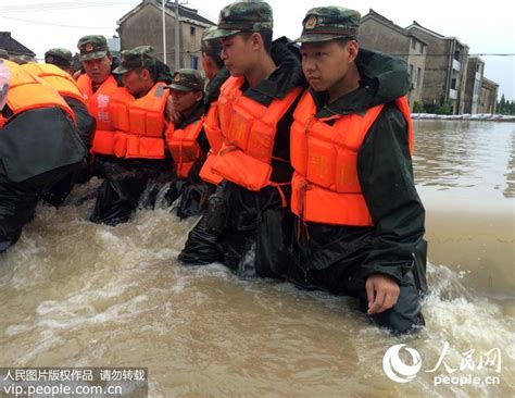 【高清组图】抗洪救灾中“最可爱的人” 图说中国 人民网