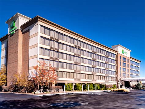 Hotel in Warren, MI near Detroit Zoo | Holiday Inn & Suites Warren