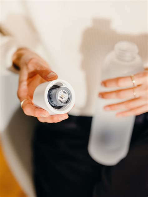 Come bere più acqua Waterdrop Lucy è il tappo che filtra l acqua del