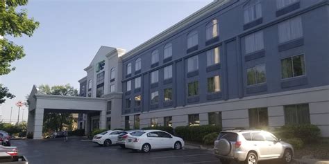 Holiday Inn Express Murfreesboro Central Hotel Review - Points with a Crew