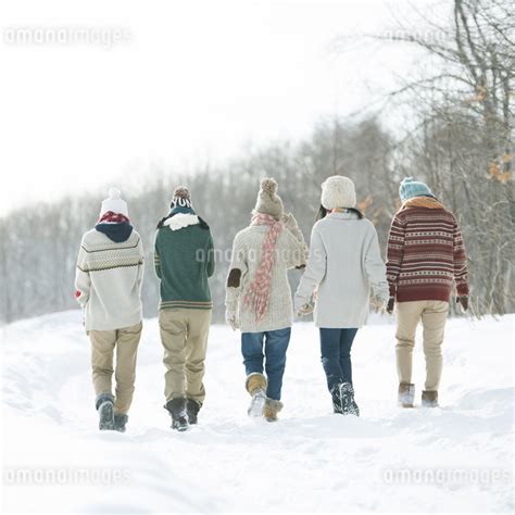 雪道を歩く中学生の後姿の写真素材 Fyi04554627 ストックフォトのamanaimages Plus