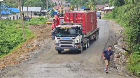 Truk Trailer Ditarik Dari Tanjakan Licin Batu Jomba YouTube