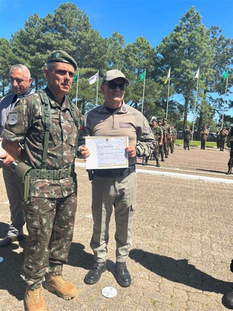 Comandante Do Crpo Sul Recebe Diploma De Amigo Da Brigada Do