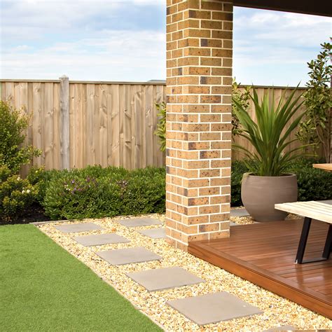10 Stunning Backyard Landscaping Ideas Against Fence to Transform Your ...