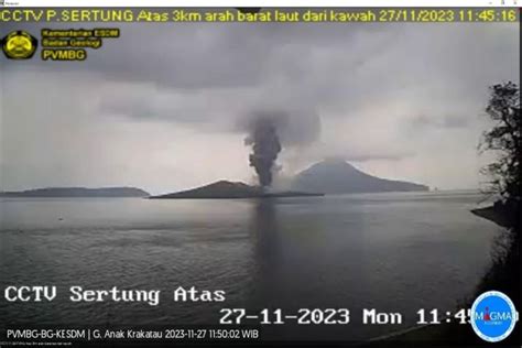 Foto Gunung Anak Krakatau Meletus Kali Hari Ini