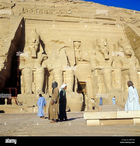 Statuen von Pharao Ramses II Tempel von Abu Simbel Ägypten