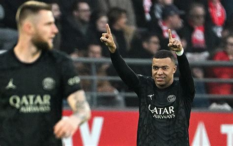 Mbappé marca três vezes PSG vence Reims e assume a liderança do