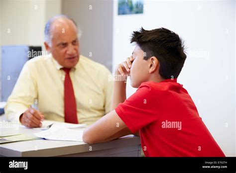 Two Student Talking Worried Hi Res Stock Photography And Images Alamy