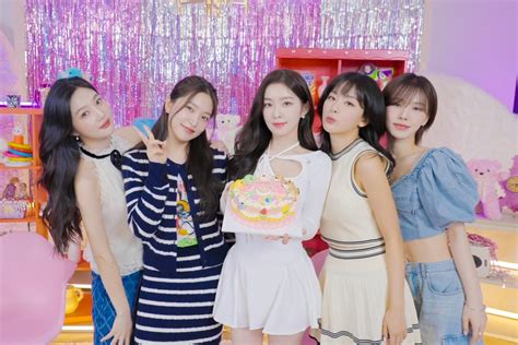 더쿠 레드벨벳 9주년 케이크와 단체사진