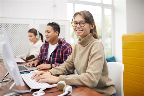 smiling-students-in-computer-class-95PXCXN - Assisting 101