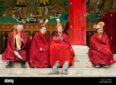 Monjes Budistas Tibetanos Sombrero Amarillo O Geluk Fuera Del Grand