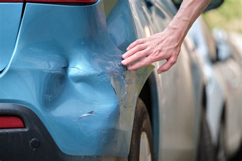 El truco rápido fácil y ultrabarato para arreglar una abolladura del coche