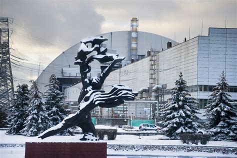 Chernobyl nuclear reactor in Ukraine gets massive shelter, 30 years ...