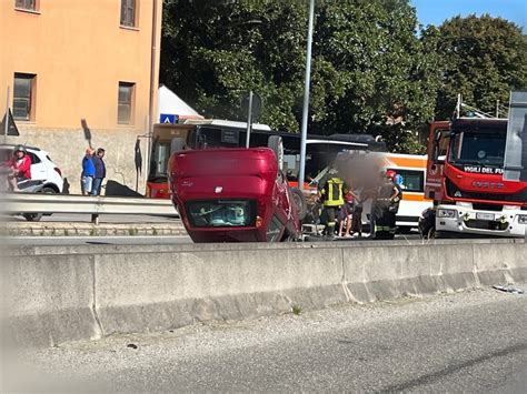 Messina Rocambolesco Incidente In Viale Giostra Auto Cappottata