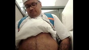 vaibhav orina en uniforme completo en el baño de la escuela de catering XVIDEOS
