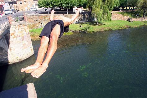 La playa fluvial de Cacabelos no apta para el baño