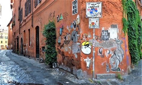 Poster Art Ed Altre Opere Di Street Art Tra I Vicoli Di Trastevere