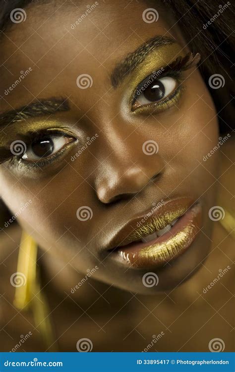 Mujer Afroamericana Con Maquillaje De Oro Imagen De Archivo Imagen De