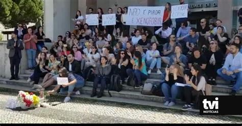 Dezenas de estudantes protestaram à porta da faculdade de Direito de