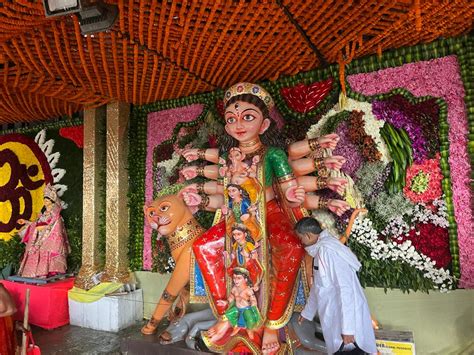 Mata Vaishno Devi Dham देसी व विदेशी फूलों से महक रहा वैष्णो देवी भवन