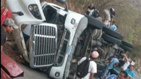 Vuelca camión cargado con cerveza pobladores se llevan más de mil 24s