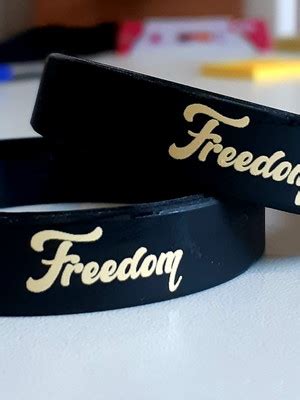 100 Pulseiras De Silicone Personalizadas Logo Ou Texto Compre