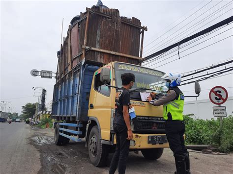 Kurangi Lakalantas Satlantas Polres Gresik Tilang Belasan Truk Odol