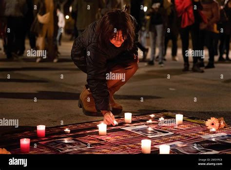 Una Mujer Peruana Deja Velas Sobre Un Altar En Memoria De Aquellos Que