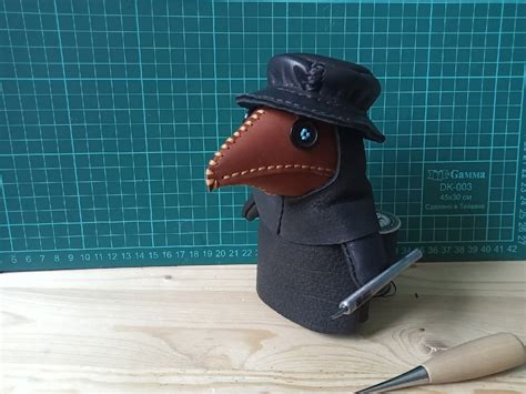 Выкройка кожаная игрушка чумной доктор в шляпе