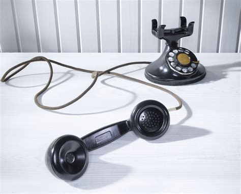 How A Telephone And Phone Calls Work